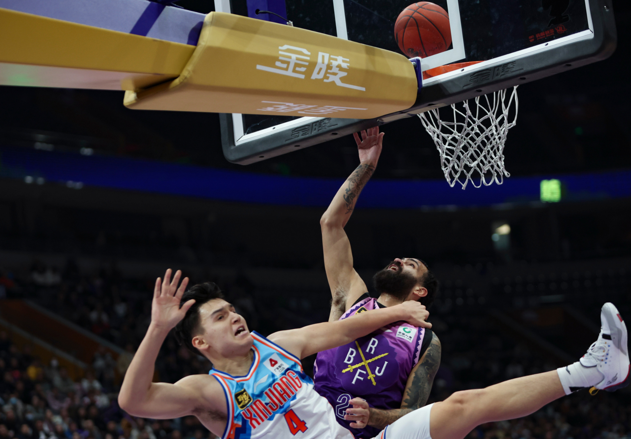 转折点!新疆广汇战术微调,亚冠转会期攻防权衡,气氛紧张,赛程密集仍需轮换(新疆广汇疯狂买人又签新外援)-开云免费直播