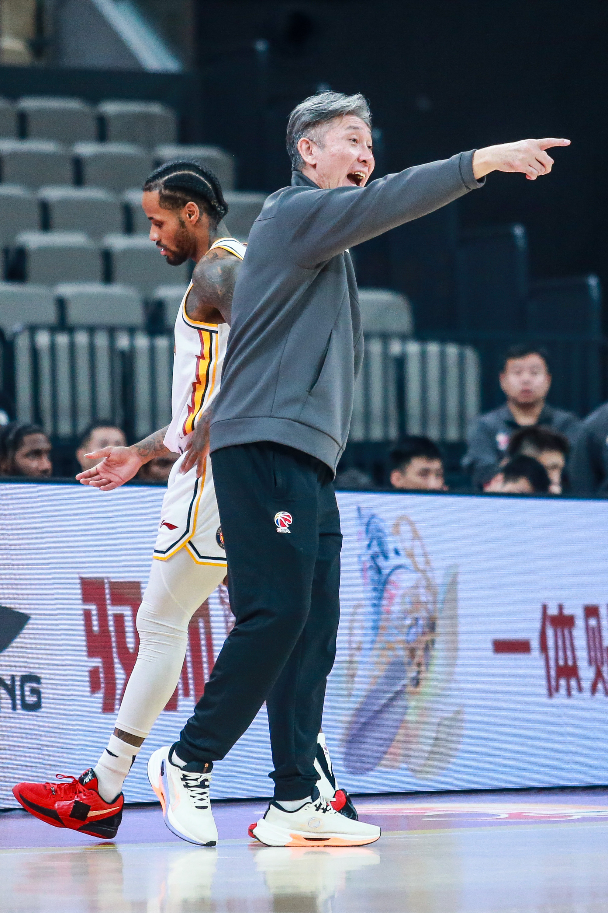 CBA季后赛倒计时，托特纳姆冲刺阶段绝杀压哨，细节引发关注，气氛紧张，赛程密集仍需轮换的简单介绍