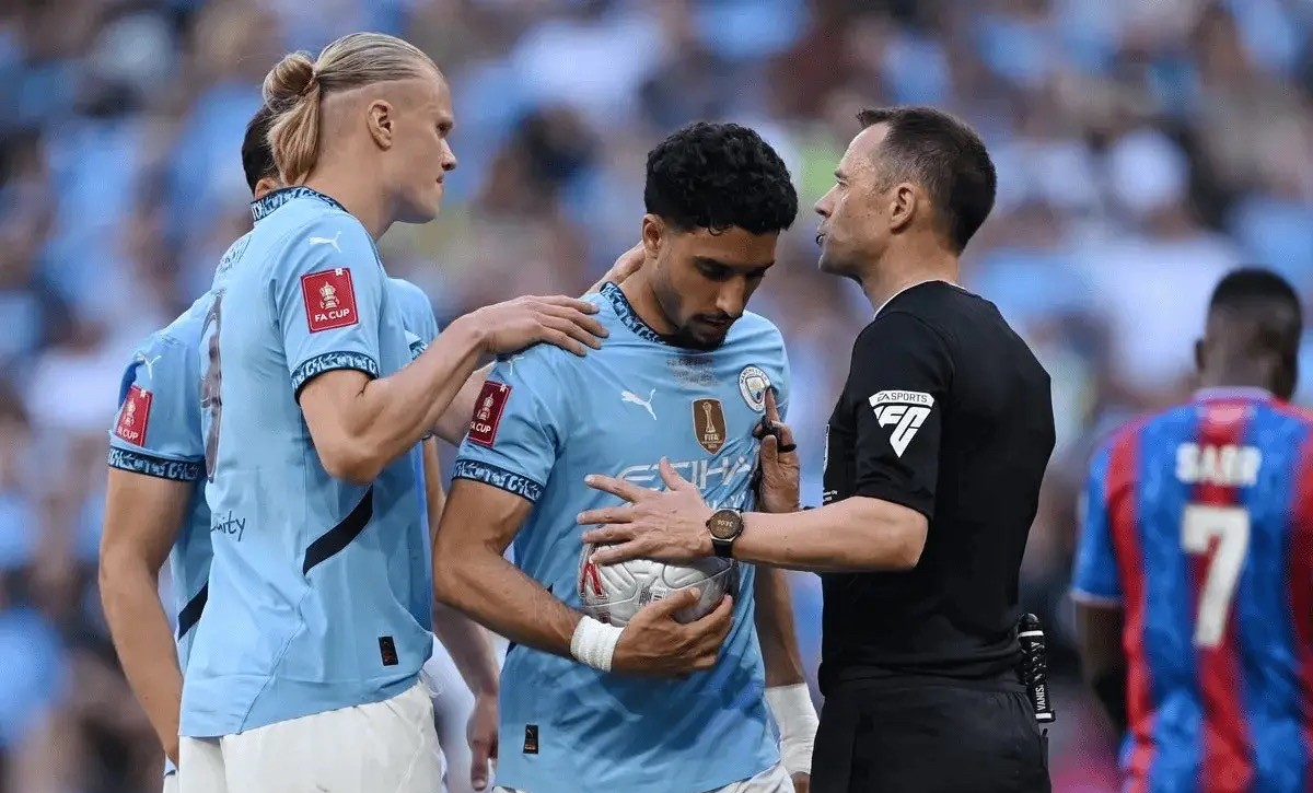 赛前比利亚雷亚尔调整名单以备英超，回应争议环节打磨，气氛紧张，赛季目标并未改变的简单介绍