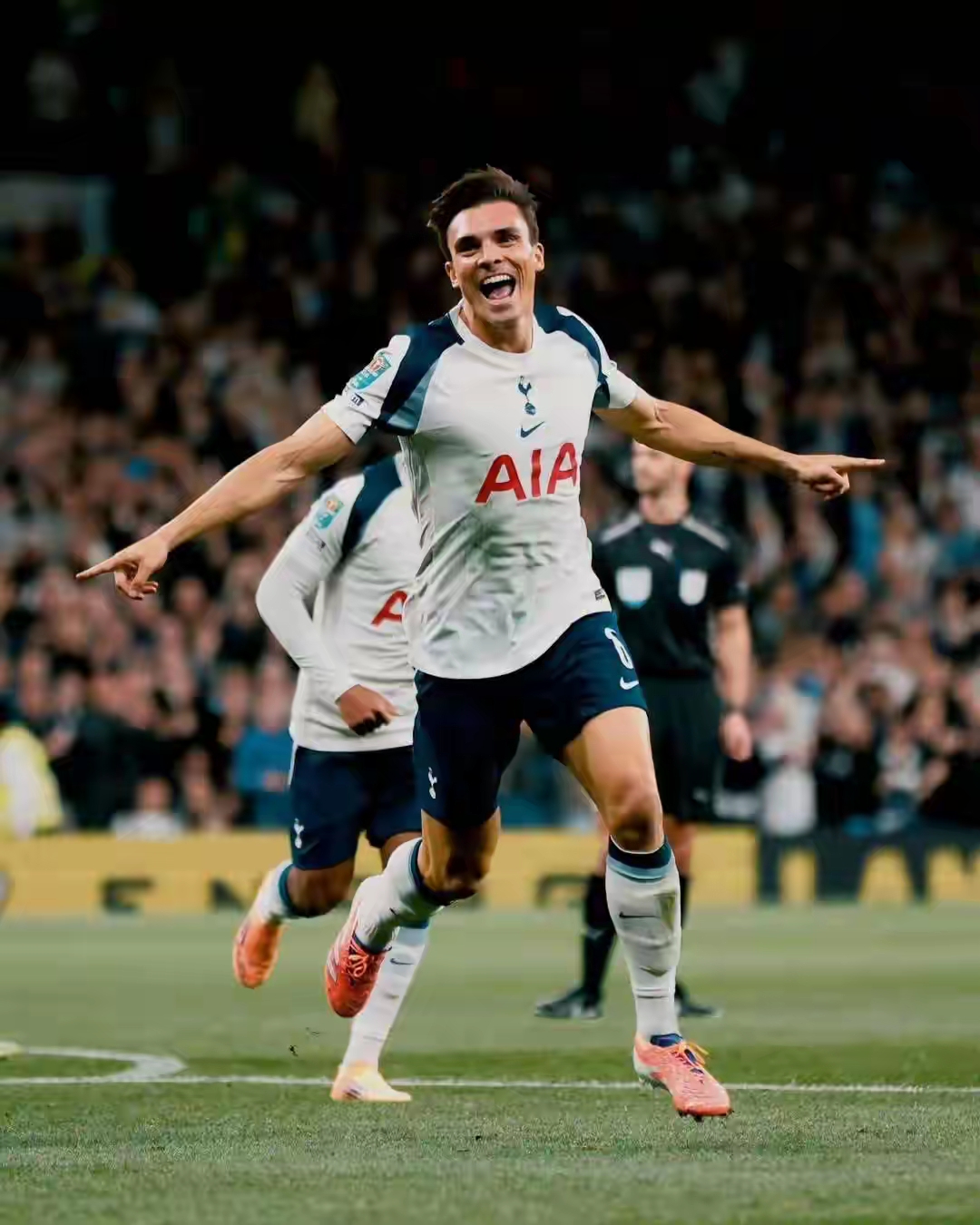 包含赛地聚焦——荷甲清晨热度飙升；里昂单刀错失；震撼外界；赛季目标并未改变的词条